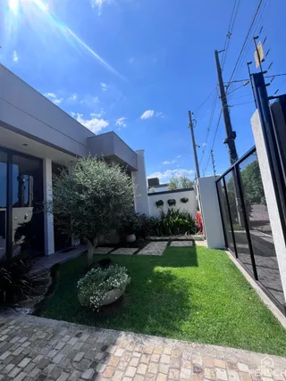 Fachada moderna de uma residência com jardim bem cuidado em Lajeado.