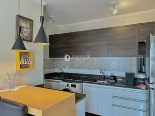 Foto de uma cozinha moderna com armários e bancadas.