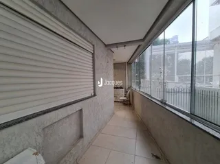 Parede externa com grande janela de um imóvel em Lajeado.