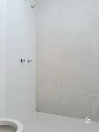 Parede interna clara de um ambiente.