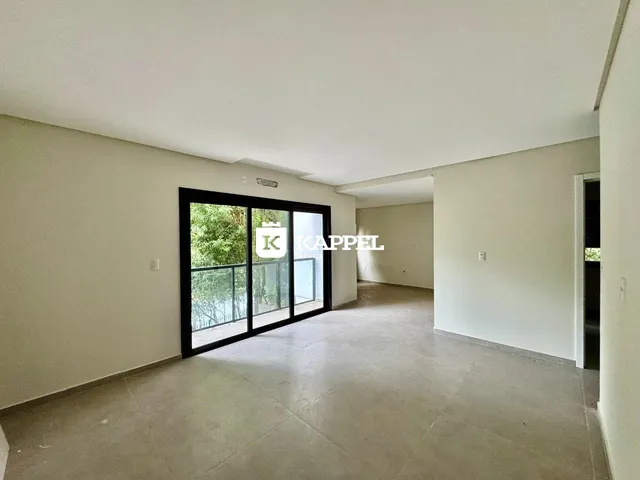 Ambiente interno com piso claro e porta de vidro que dá acesso ao exterior.