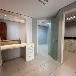 Hall de entrada com piso de cerâmica e paredes brancas em um imóvel em Lajeado.