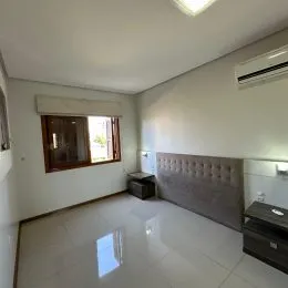 Quarto com cama e ar-condicionado em um imóvel.