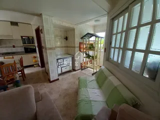 Sala de estar com cozinha integrada em imóvel no Brasil.