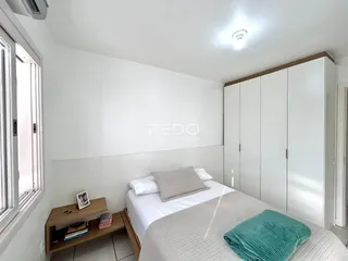 Quarto com cama e armário em um apartamento.