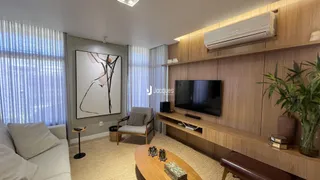 Sala de estar com painéis de madeira e janela grande.