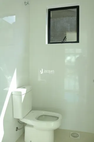 Foto de um vaso sanitário branco em um banheiro.