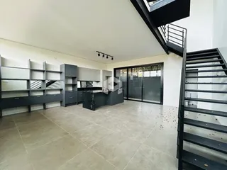 Ambiente moderno com cozinha integrada e acesso a uma área externa.