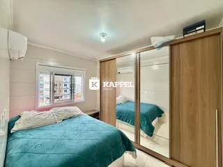 Quarto com cama e janela em um apartamento.