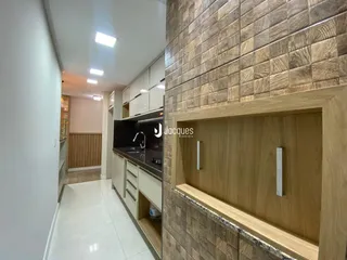 Vista de um corredor interno com cozinha moderna.