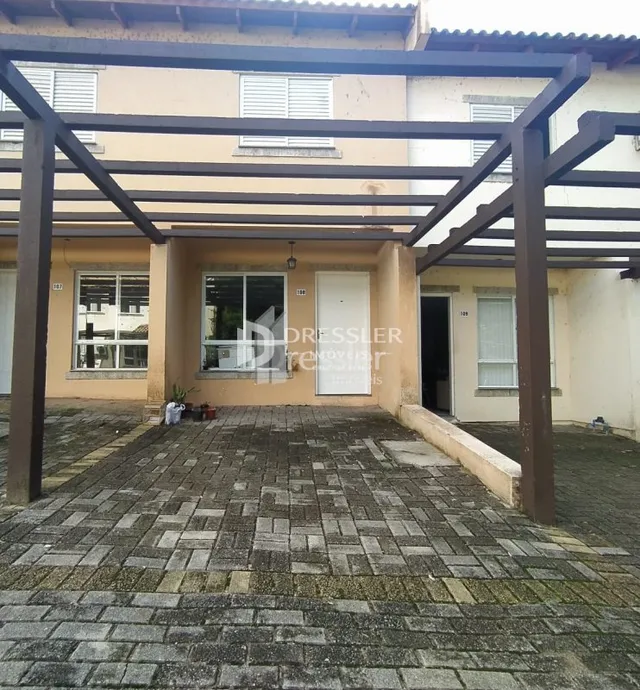 Fachada de uma residência em Lajeado, Brasil com estrutura de madeira.