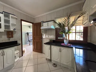 Interior da cozinha e área de passagem de uma residência em Lajeado.