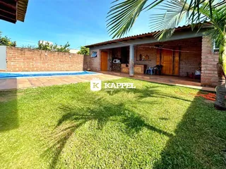 Vista externa da casa com piscina e jardim em Lajeado, Brasil.