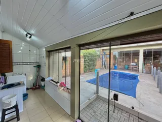 A vista da área interna se abre para um pátio com piscina ao ar livre.