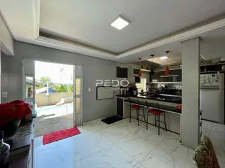Sala de estar e cozinha de um apartamento moderno em Lajeado.