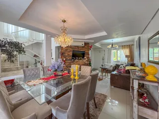 Sala de estar com mesa de jantar em um apartamento no Brasil.
