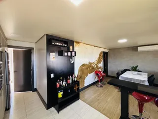 Interior de uma sala de estar com piso de cerâmica e paredes claras.