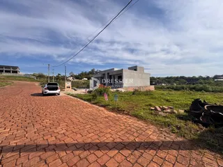 Vista externa de uma propriedade em Lajeado, Brasil, mostrando uma rua de paralelepípedos e uma edificação em construção.