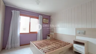 Foto de um quarto com paredes roxas e cama de madeira.