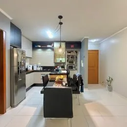 Foto interna de uma cozinha com armários e eletrodomésticos em um imóvel.