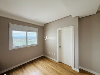 Sala de estar com vista para a paisagem externa.