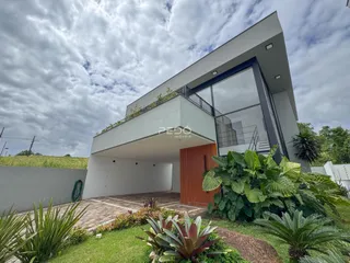 Fachada moderna de uma residência com jardim em Lajeado.