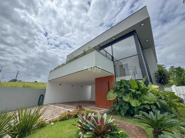 Fachada moderna de uma residência com jardim em Lajeado.