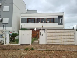 Fachada de uma residência em Lajeado, Brasil, com portão de garagem.