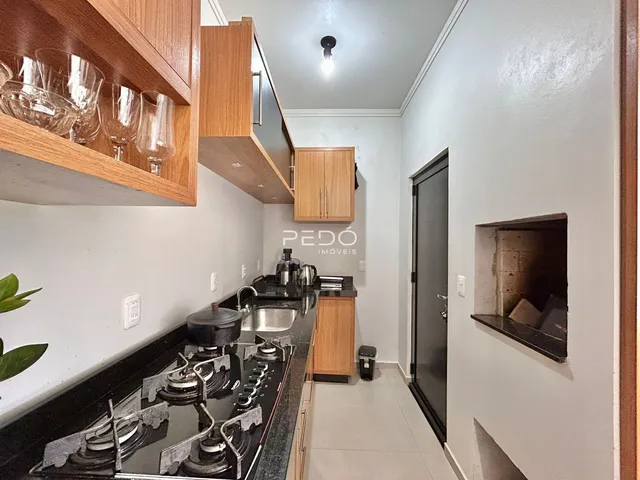 Foto de uma cozinha com armários de madeira e fogão a gás.