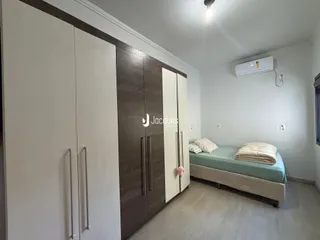 Quarto com guarda-roupas e cama em um apartamento.