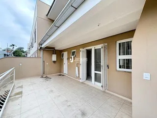 Fachada de uma residência em Lajeado, Brasil, mostrando a área externa com piso de cerâmica.