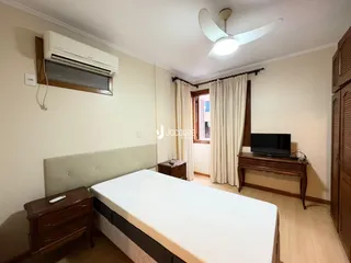 Quarto com cama e janela em um imóvel no Brasil.