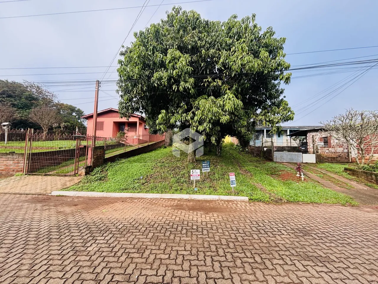 Vista externa de uma residência em Lajeado, Brasil, com vegetação ao redor.