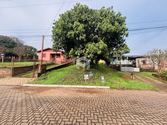 Vista externa de uma residência em Lajeado, Brasil, com vegetação ao redor.