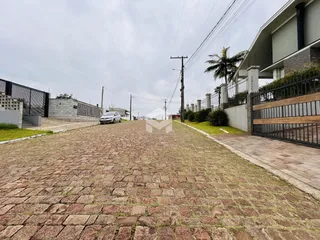 Vista da fachada de uma residência em Lajeado, Brasil com entrada pavimentada.