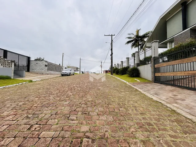 Vista da fachada de uma residência em Lajeado, Brasil com entrada pavimentada.
