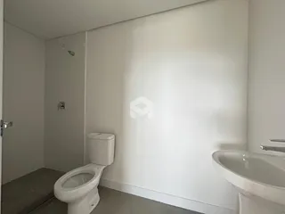Foto de um banheiro interno com vaso sanitário e pia.
