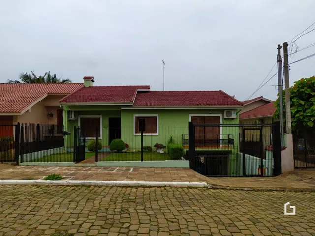 Fachada de uma casa em Lajeado, Brasil com muro e jardim.