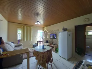 Sala de estar com sofá e mesa de madeira em um apartamento.
