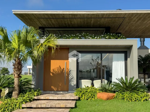 Fachada de uma residência em Lajeado, Brasil, com jardim tropical.
