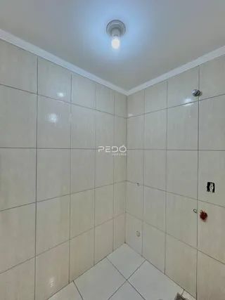 Parede de azulejos brancos em um ambiente interno.