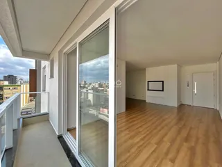 Sala de estar com vista para a paisagem urbana.