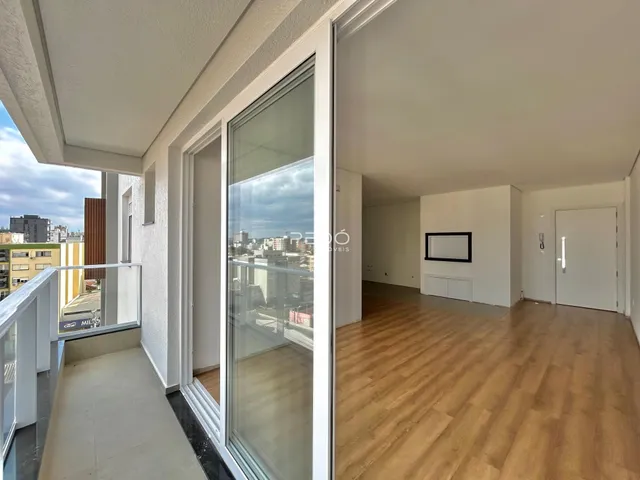Sala de estar com vista para a paisagem urbana.