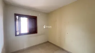 Foto de um cômodo interno com janela em uma residência.