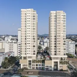 Foto da fachada de um edifício residencial alto em Lajeado, Brasil.