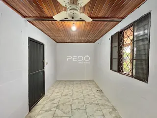 Foto de um corredor interno com piso de cerâmica e teto de madeira.