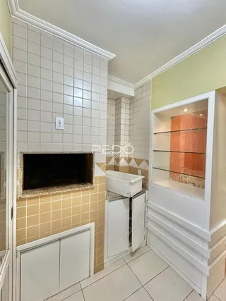 Interior de um banheiro com revestimento cerâmico amarelo e branco.