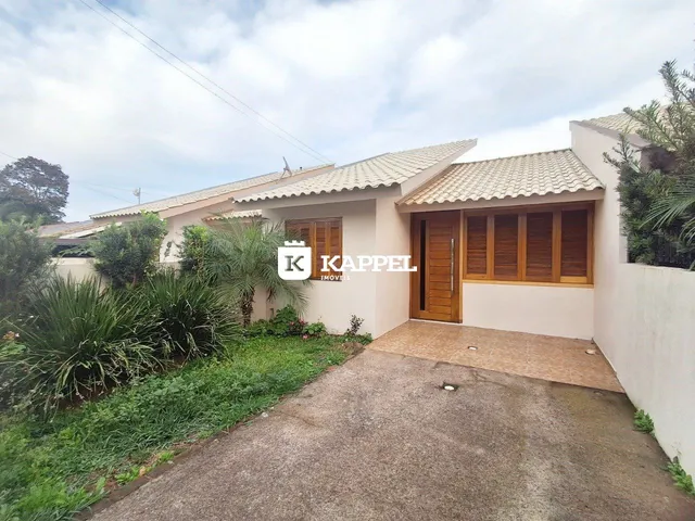 Fachada de uma residência em Lajeado, Brasil, mostrando a entrada e o jardim frontal.