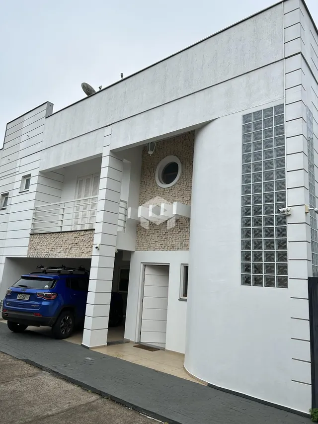 Fachada externa de uma residência moderna em Lajeado, Brasil.