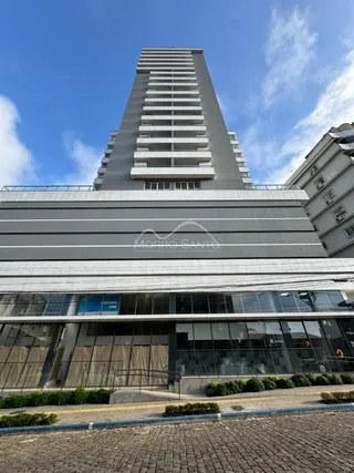 Foto da fachada de um edifício alto em Lajeado, Brasil.